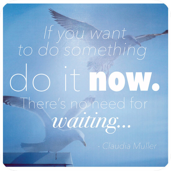 vierkante ansichtkaart met envelop - do it now no need for waiting