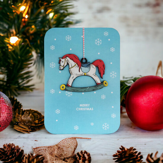 luxe kerstkaart met houten kerstboom hanger - merry christmas - hobbelpaard