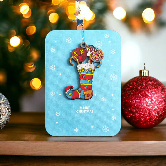 luxe kerstkaart met houten kerstboom hanger - merry christmas - sok met snoepgoed