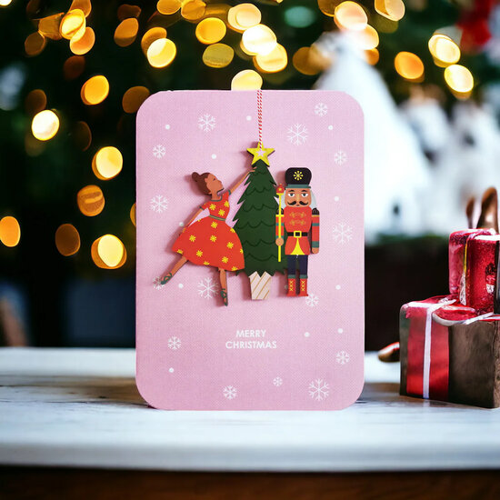 luxe kerstkaart met houten kerstboom hanger - merry christmas - notenkraker