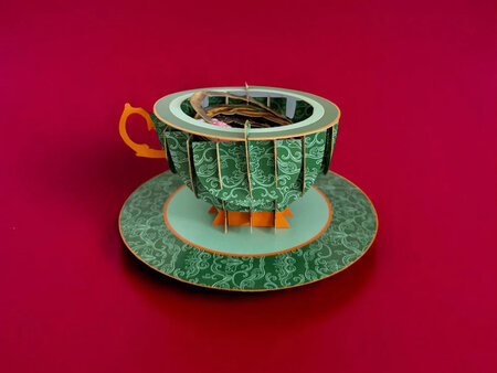 3D pop up wenskaart - a cup of tea - lezen in het bos