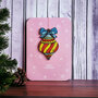 luxe kerstkaart met houten kerstboom hanger - merry christmas - kersttol