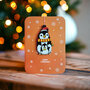 luxe kerstkaart met houten kerstboom hanger - merry christmas - pinguïns