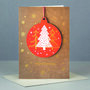 luxe kerstkaart met houten kerstboom hanger - merry christmas - kerstboom kerstbal