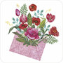 vierkante ansichtkaart met envelop - boeket rode bloemen in envelop