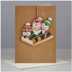 luxe kerstkaart met houten kerstboom hanger - merry christmas - pinguins