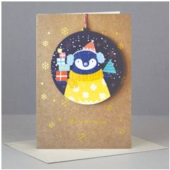 luxe kerstkaart met houten kerstboom hanger - merry christmas - pinguin